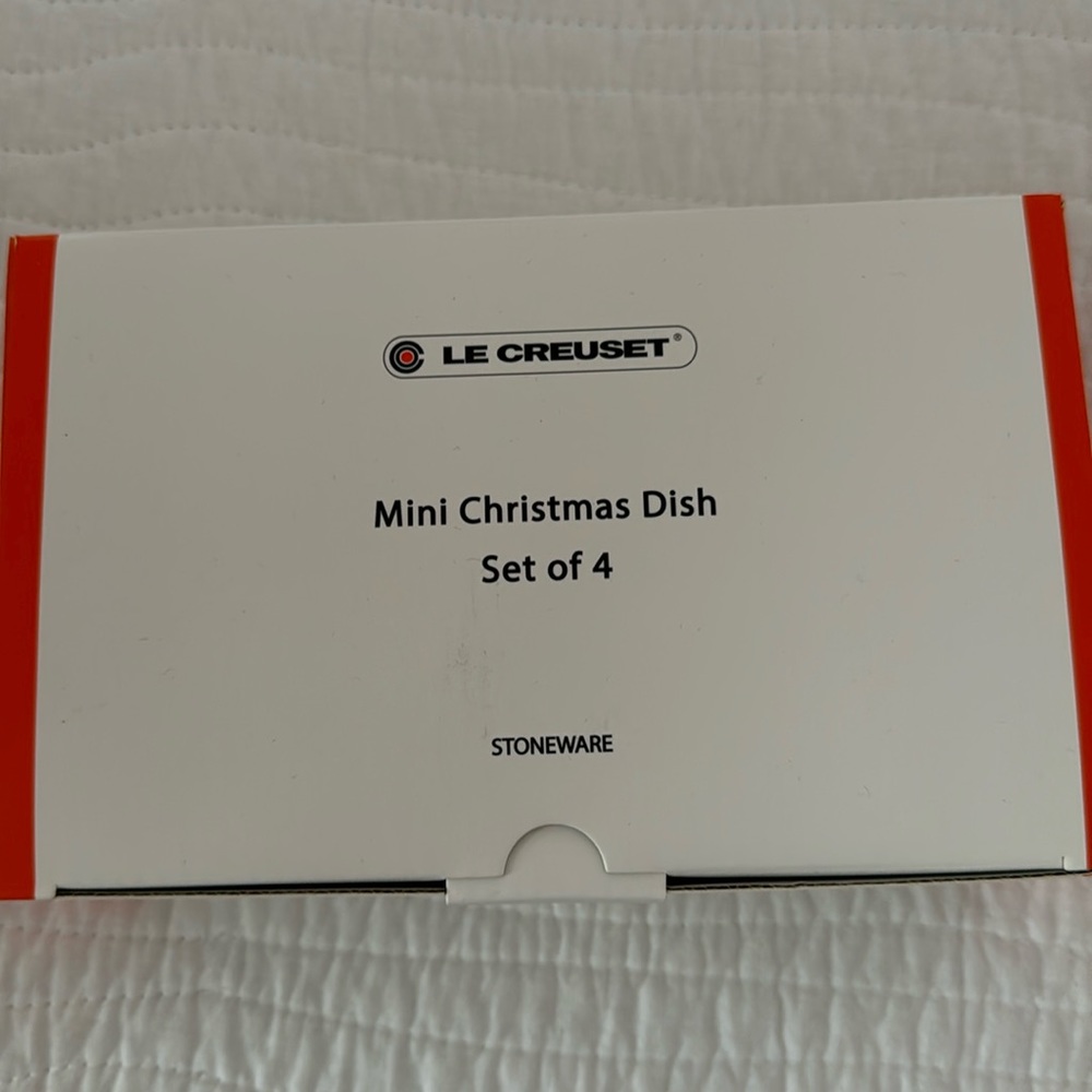 Le Creseut 4 piece mini Christmas dish set RAMEKINS